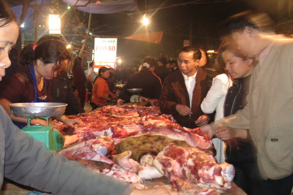 Mỗi năm chợ Viềng đón hàng nghìn du khách