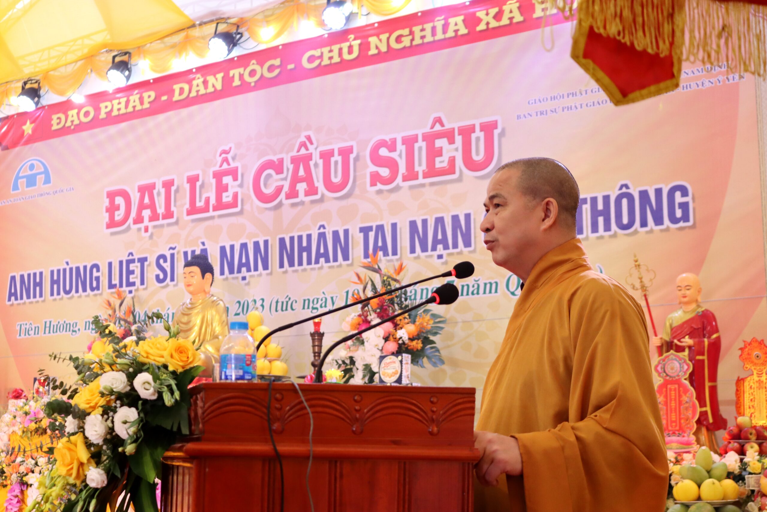 Thượng tọa Thích Thanh Huy, Trưởng Ban trị sự Phật giáo huyện Vụ Bản khai mạc Đại Lễ.